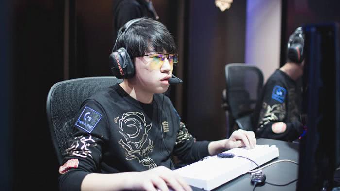 光熠熠的球 光熠熠的球